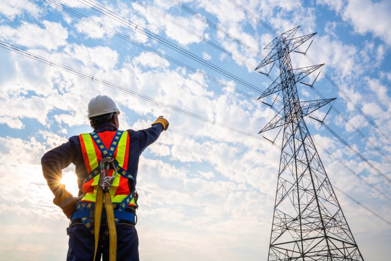 Installation électrique haute tension : pourquoi confier vos travaux à un professionnel ? 
